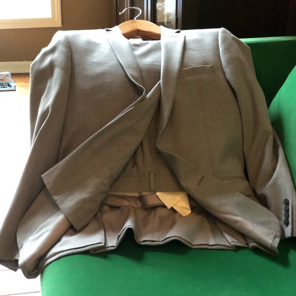 Young men’s “Slim Fit” BarII suit.